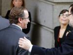 El presidente del Gobierno, Mariano Rajoy (d), saluda al portavoz del PP en el Congreso, Alfonso Alonso, en una imagen de archivo.