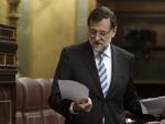 El presidente del Gobierno, Mariano Rajoy, revisa sus papeles en el estrado del Congreso, en una imagen de archivo.