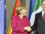 Angela Merkel, canciller alemana, y Enrico Letta, primer ministro de Italia, se saludan tras la reuni&oacute;n que mantuvieron.