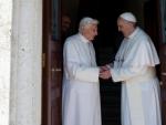 Imagen cedida por el peri&oacute;dico Osservatore Romano que muestra al papa Fransico recbiendo al papa em&eacute;rito Benedicto XVI a su regreso al Vaticano.