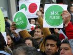 Centenares de personas realizan un escrache ante la sede del PP en Madrid.