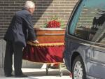 El f&eacute;retro con los restos mortales de Alfredo Landa, fallecido ayer en Madrid a los 80 a&ntilde;os, llegan al cementerio de Santa Ana, en Colmenar Viejo (Madrid).