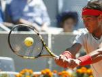 Rafa Nadal devuelve una bola en la semifinal del Open de Madrid.