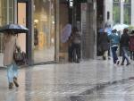 Varias mujeres se protegen de la lluvia en Ciudad Real.