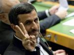 El presidente de Ir&aacute;n, Mahmud Ahmadineyad, hace el signo de la victoria antes de una intervenci&oacute;n ante la Asamblea General de la ONU.