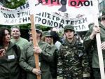 Maestros griegos usan uniformes militares, simbolizando su llamada a la movilizaci&oacute;n civil contra las reformas y presiones del Gobierno.