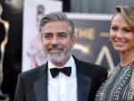 George Clooney y su pareja, la actriz Stacy Keibler, todo sonrisas en la alfombra roja.