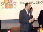 El ministro de Educaci&oacute;n, Jos&eacute; Ignacio Wert, junto al presidente de La Rioja, Pedro Sanz, en la reuni&oacute;n de la Conferencia Sectorial de Cultura celebrada en Haro.