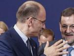 El presidente espa&ntilde;ol, Mariano Rajoy, conversa con el primer ministro italiano, Enrico Letta, antes de posar para una foto de familia durante la cumbre de jefes de Estado y de Gobierno de la Uni&oacute;n Europea (UE.