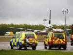 Varios coches de la polic&iacute;a brit&aacute;nica y los bomberos permanecen aparcados junto a un avi&oacute;n de la compa&ntilde;&iacute;a Pakistan International Airlines (PIA), en el aeropuerto de Stansted, en Reino Unido.