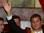 El presidente de Ecuador Rafael Correa saluda despu&eacute;s de tomar juramento en la Asamblea Nacional en Quito (Ecuador).