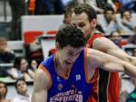 Rodrigo San Miguel, del Valencia Basket, intenta superar a Pedro Llompart, del CAI Zaragoza.