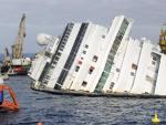 El Costa Concordia sigue encallado frente a la isla italiana del Giglio un a&ntilde;o despu&eacute;s de su naufragio.