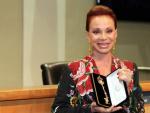 La cantante espa&ntilde;ola Paloma San Basilio, con las llaves de la ciudad de Miami, que le han sido entregadas como premio a su carrera musical.