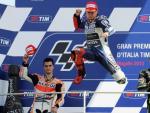 El piloto balear de Yamaha Jorge Lorenzo celebra su victoria en el GP de Italia.