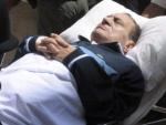 Fotograf&iacute;a de archivo fechada el 7 de septiembre de 2011 del expresidente egipcio Hosni Mubarak siendo llevado en camilla a una de las sesiones del juicio que se celebraba contra &eacute;l en El Cairo, Egipto.