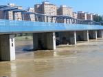 La crecida del Ebro a su paso por Zaragoza arranca el embarcadero de la Expo y lo empotra contra el azud.
