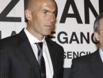 Florentino P&eacute;rez, presidente del Real Madrid, y Zinedine Zidane durante la presentaci&oacute;n del libro sobre el futbolista franc&eacute;s.