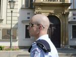 Un agente de polic&iacute;a checo vigila en el exterior de una de las sedes del gobierno de la Rep&uacute;blica Checa.