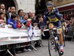 Alberto Contador llega al control de firmas previo a la salida de una de las etapas de la Vuelta al Pa&iacute;s Vasco de 2013.