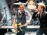Bruce Springsteen y Bon Jovi, actuando en el concierto 12-12-12.