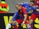 Fernando Torres pelea el bal&oacute;n con Iasmin Latovlevici en el Steaua - Chelsea.