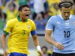 Thiago Silva celebra un gol en el Brasil - Uruguay en presencia de Diego Forl&aacute;n.