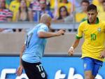 Neymar conduce el bal&oacute;n ante la presi&oacute;n de Ar&eacute;valo durante la semifinal de la Copa Confederaciones entre Brasil y Uruguay.
