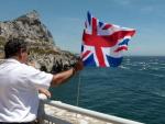 Un hombre sostiene una bandera brit&aacute;nica en Gibraltar.