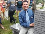 Imagen del monumento inaugurado en Florida (EE UU) dedicado al ate&iacute;smo (derecha).