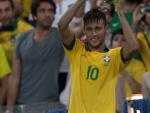 El delantero brasile&ntilde;o Neymar (c) posa con la Bota de Bronce recibida al t&eacute;rmino de la final de la Copa Confederaciones 2013.