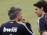Jos&eacute; Mourinho y Aitor Karanka, durante un entrenamiento del Real Madrid.