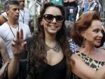 La cantante Paloma San Basilio junto a Chenoa durante las fiestas del Orgullo Gay en Madrid.