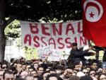 Imagen de archivo en la que manifestantes sostienen una pancarta que dice &quot;Ben Ali asesino&quot; durante una protesta realizada en 2011 durante las revueltas en las calles de T&uacute;nez contra el presidente, Zine el Abidine Ben Al&iacute;.