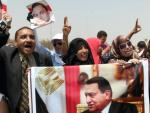 Manifestantes pro Mubarak muestran retratos del mismo, durante la celebraci&oacute;n del &uacute;ltimo juicio contra el expresidente, a las afueras de la Academia de Polic&iacute;a de El Cairo, donde se se encuentra el tribunal.