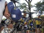 El ciclista madrile&ntilde;o Alberto Contador espera a que uno de los mec&aacute;nicos del equipo Saxo-Tinkoff ajuste el cambio de su bicicleta durante la primera jornada de descanso del Tour 2013.