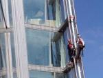 Imagen que muestra a las activistas escalando la torre The Shard de Londres.