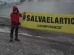 Alejandro Sanz (izq.), sosteniendo una pancarta en la zona de Kulusuk (Groenlandia), para pedir la protecci&oacute;n del &Aacute;rtico. (Foto cedida)