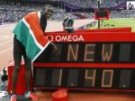 El keniata David Lekuta Rudisha se&ntilde;ala el nuevo r&eacute;cord mundial tras su victoria en la final de los 800 metros
