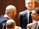 El capit&aacute;n del crucero Costa Concordia, Francesco Schettino (d), conversa con su abogado Massimiliano Gabrielli (i), al comienzo de la primera audiencia del juicio .
