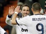 Los nueves del Real Madrid, Higua&iacute;n y Benzema, celebran un gol.
