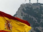 Una bandera espa&ntilde;ola ondea frente al pe&ntilde;&oacute;n de Gibraltar.