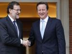 El presidente del Gobierno, Mariano Rajoy y el primer ministro brit&aacute;nico, David Cameron (d) se saludan en el Palacio de La Moncloa.