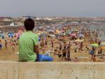 Miles de ba&ntilde;istas disfrutan de la playa de la Malvarrosa de Valencia.
