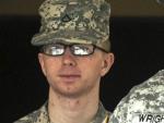 Fotograf&iacute;a fechada el 22 de diciembre de 2011 que muestra al soldado Bradley Manning (i) a su salida de un tribunal militar en Fort Mead, a 43 kil&oacute;metros al nordeste de Washington.