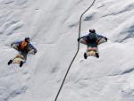 Imagen de archivo de &Aacute;lvaro Bult&oacute; y dos compa&ntilde;eros realizando windfly en una monta&ntilde;a nevada.