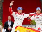 Dani Sordo (d) y Carlos del Barrio celebran su victoria en el Rally de Alemania.