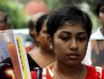 Varias activistas participan en una marcha de protesta contra un caso de violaci&oacute;n en grupo ocurrido en la India.