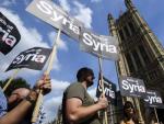 Numerosos manifestantes muestran pancartas durante una concentraci&oacute;n contra una posible intervenci&oacute;n militar en Siria, a las puertas del Parlamento brit&aacute;nico en Londres.