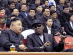 El l&iacute;der norcoreano Kim Jong-Un junto a Dennis Rodman, durante un partido de baloncesto disputado entre los Halem Globetrotters y un combinado norcoreano.